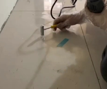 菏泽瓷砖开裂维修公司专业分享瓷砖在铺贴前如果没有沥干水分，将会导致以下问题