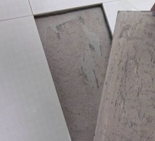 菏泽瓷砖空鼓维修公司分享瓷砖铺贴时如果打浆（即涂抹在瓷砖背面和基层上的砂浆或瓷砖胶）过少，会带来以下问题